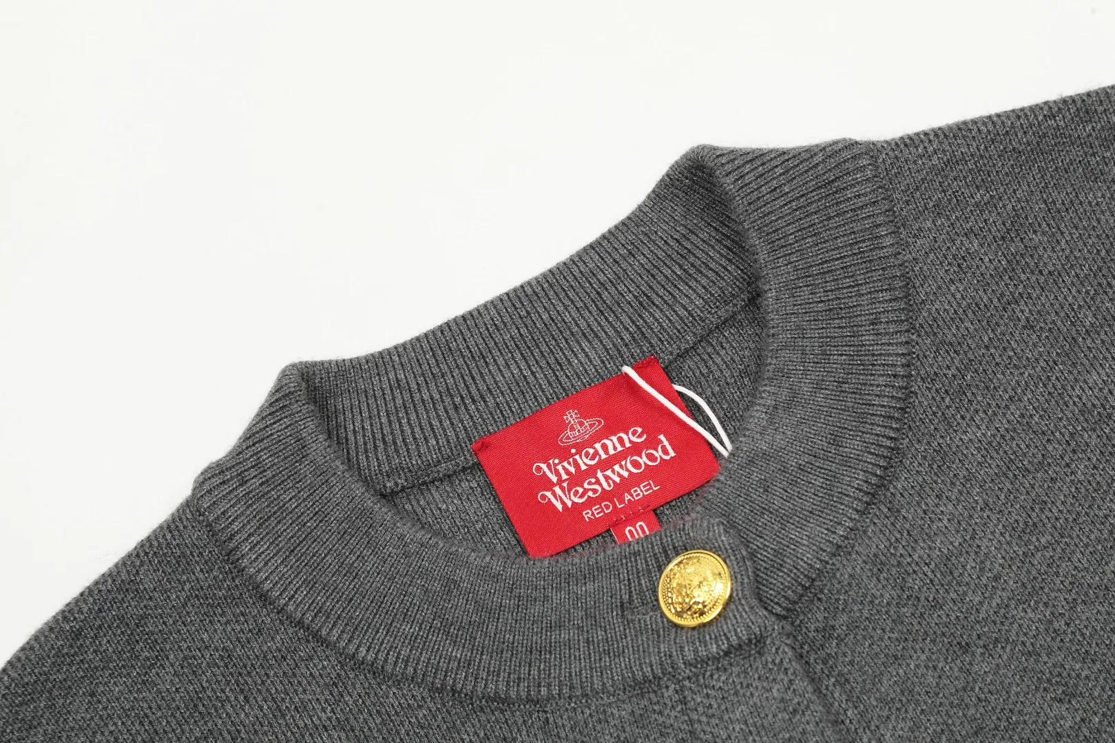 VIVI125 vivienne west wood Vivienne handsome college style wool metal button cardigan. The upper body is huge and beautiful. 🧩 15% merino cotton wool 85% wool blend 🧩Correct Italian🇮🇹100% wool washed wheat logo 🧩Original purchase, real model opening 🧩Original purchase records and comparison pictures can be provided. Order with confidence. 🧩Customized laser buttons, clean and clear text, completely restored, 🧩kill all Taobao 300+ versions in a flash, the purchasing quality is perfect, not a copywriter party, a real good product, the actual product far exceeds the budget. Size: S -M- L Color: navy blue gray